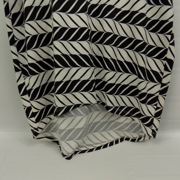 LuLaRoe Irma Black/White Print Tunic Top Size Small - Picture 2 of 7